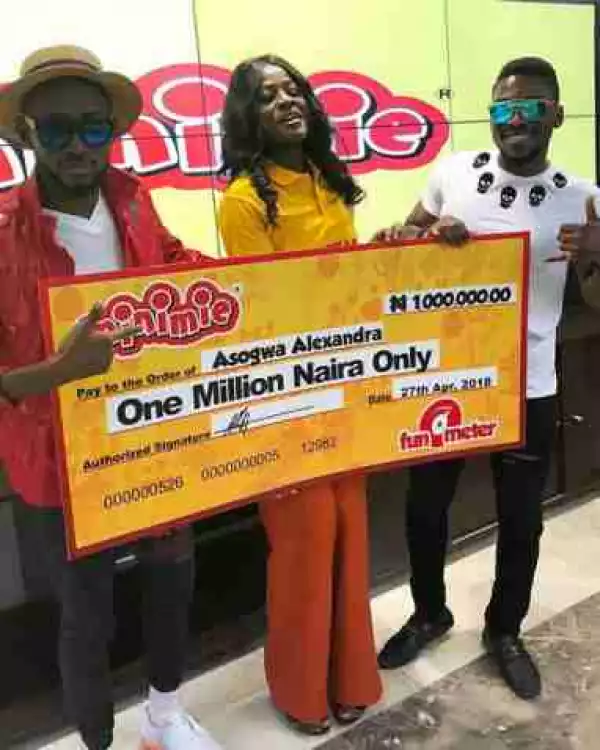 BBNaija: Minimie Awards Alex N1M Cheque, As She Poses With Miracle & Tobi (Photo)
